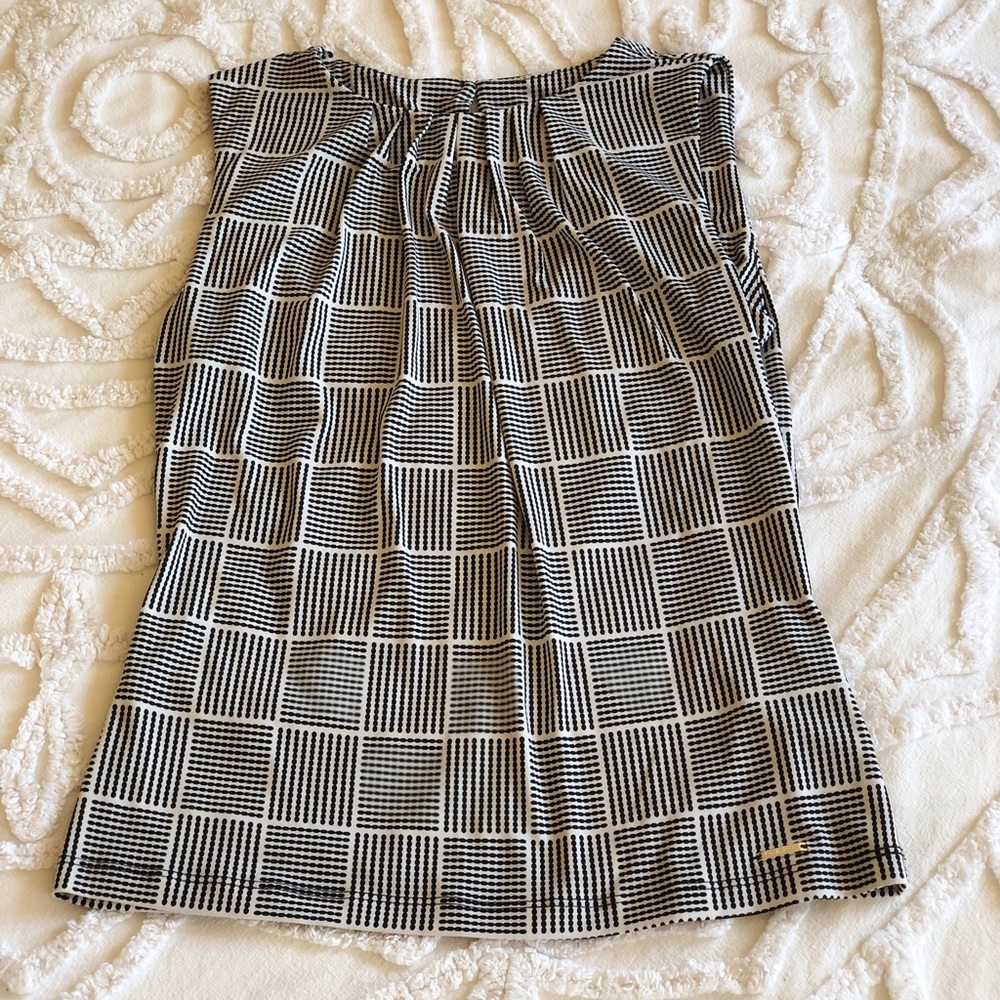 Professional sleeveless top